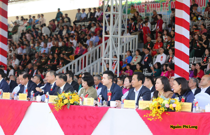 Các đại biểu tham dự buổi lễ.