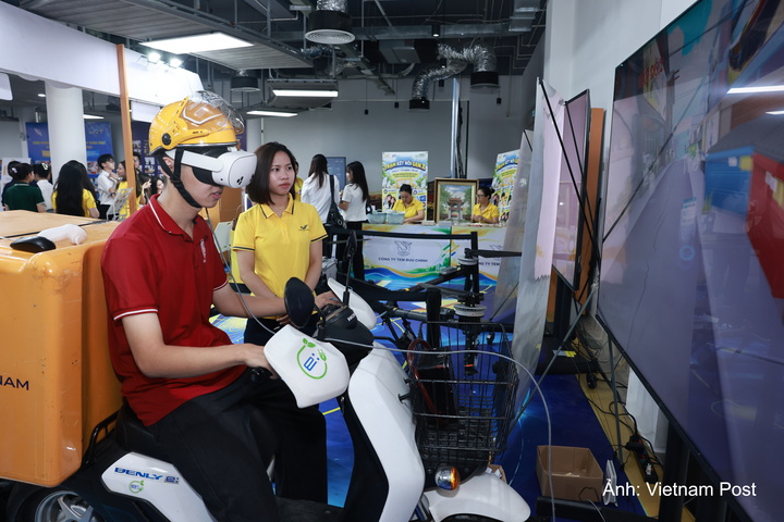 Sinh viên Đại học Quốc gia Hà Nội tham gia trải nghiệm Game VR Bưu tá.