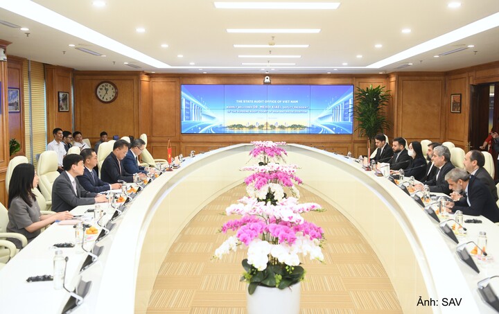 Quang cảnh buổi làm việc.