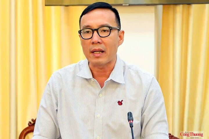 Ông Trần Phú Lộc Thành, Quyền Giám đốc Sở Tài chính TP. Cần Thơ, báo cáo tại buổi họp.