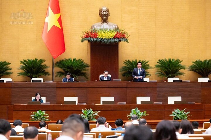Phó Chủ tịch Quốc hội Nguyễn Hồng Diên điều hành phiên họp.