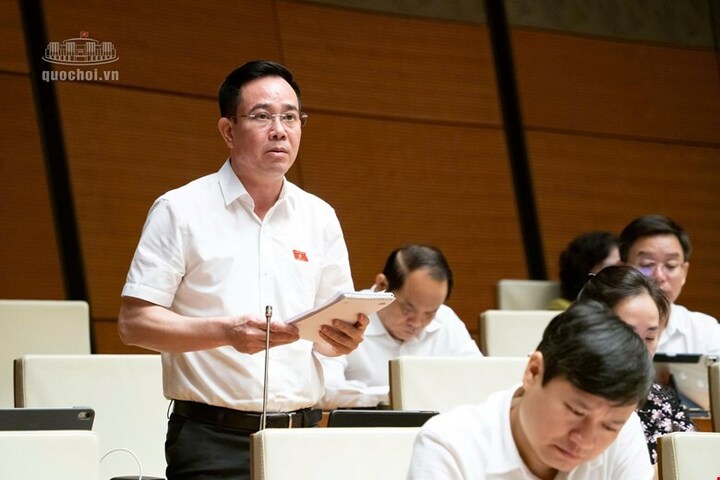 Đại biểu Nguyễn Văn Huy, Đoàn Đại biểu Quốc hội tỉnh Hưng Yên đóng góp ý kiến.