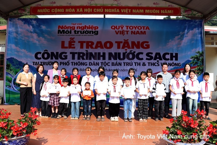 Quỹ Toyota Việt Nam cũng trao tặng quà cho các học sinh có thành tích học tập xuất sắc, nhằm động viên, khích lệ các em tiếp tục nỗ lực trong học tập và rèn luyện.