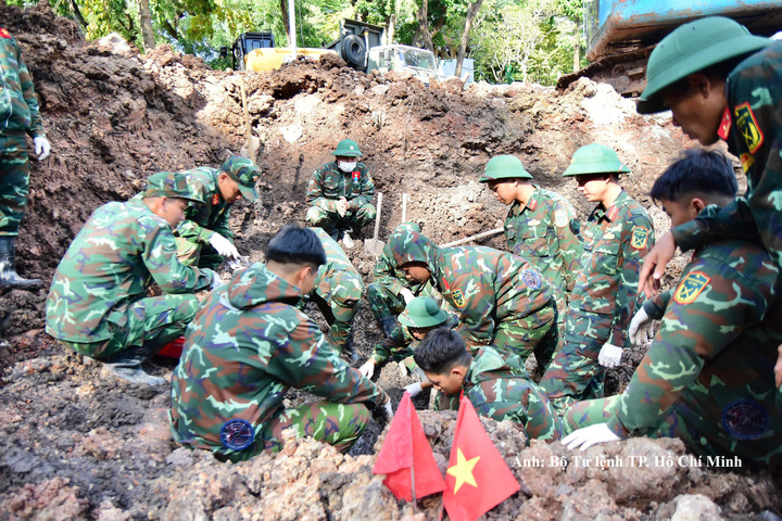 Công tác tìm kiếm, quy tập hài cốt liệt sĩ tại Khu B, Công viên Lê Thị Riêng, TP. Hồ Chí Minh trong ngày 26/10.
