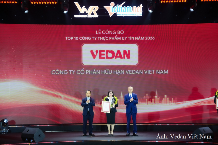 Bà Hà Thị Hòa Bình – Đại diện Vedan Việt Nam nhận Chứng nhận Top 10 Công ty uy tín ngành thực phẩm, đồ uống năm 2026