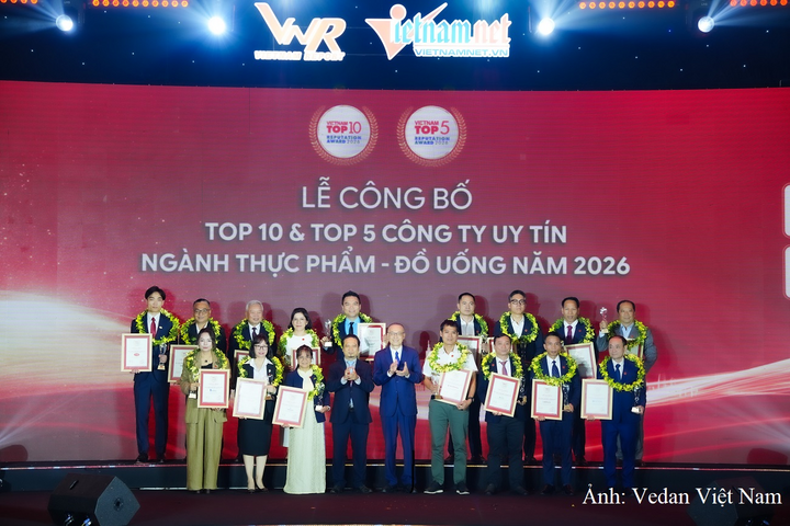 Đại diện các doanh nghiệp vinh dự nhận Chứng nhận Top 10 Công ty uy tín ngành thực phẩm, đồ uống năm 2026 tại Lễ vinh danh