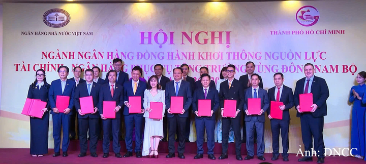 Lãnh đạo các ngân hàng và doanh nghiệp trao cam kết tài trợ, đầu tư tại Hội nghị “Ngành Ngân hàng đồng hành khơi thông nguồn lực Tài chính - Ngân hàng phục vụ tăng trưởng vùng Đông Nam Bộ giai đoạn 2026-2030”