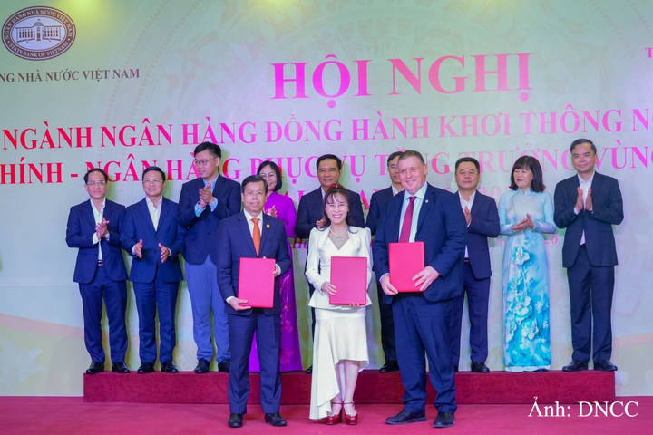 Anh hùng Lao động, Tiến sĩ Nguyễn Thị Phương Thảo tại lễ trao cam kết tài trợ, cùng các đối tác kết nối nguồn lực cho những dự án trọng điểm vùng Đông Nam Bộ