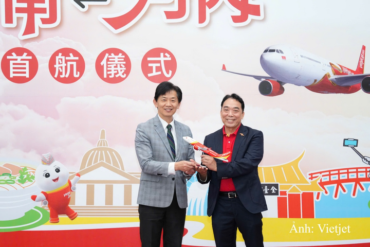 Đại diện lãnh đạo Vietjet tặng mô hình máy bay cho lãnh đạo TP Đài Nam (Đài Loan, Trung Quốc)
