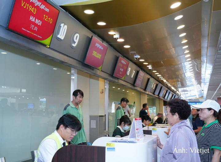 Hành khách làm thủ tục cho chuyến bay khai trương từ Đài Nam đi Hà Nội