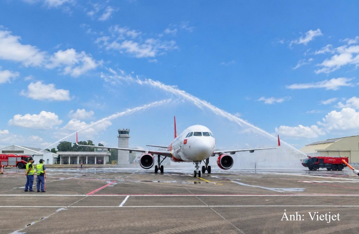 Chuyến bay mang số hiệu VJ1942 từ Hà Nội đến Đài Nam được chào đón bằng nghi thức vòi rồng