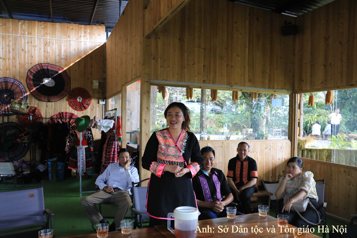 Bà Hản Thị Lú - đại diện chủ doanh nghiệp thuộc chuỗi homestay Sin Suối Hồ báo cáo, trao đổi với đoàn về mô hình liên kết phát triển, bảo tồn văn hóa và du lịch của bản.