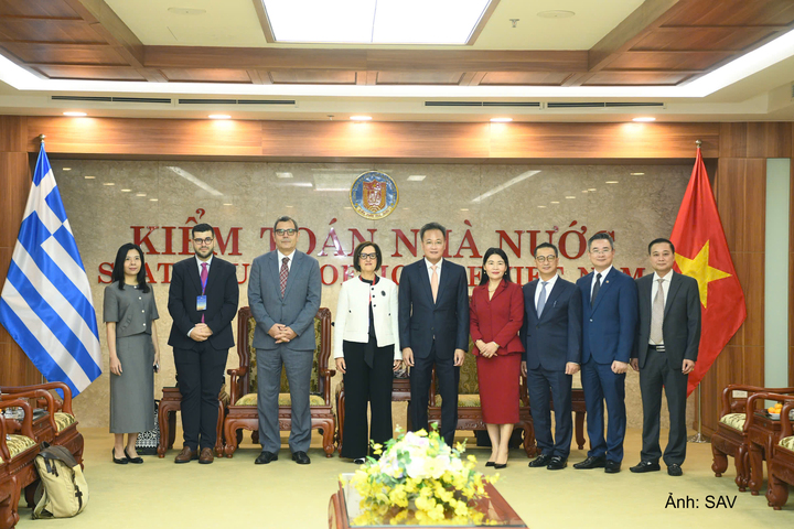 Các đại biểu chụp ảnh lưu niệm.