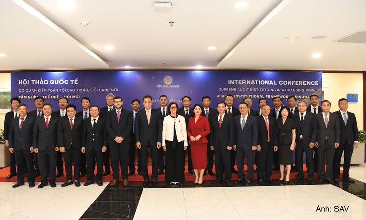 Đoàn đại biểu Kiểm toán nhà nước Việt Nam và Tòa Thẩm kế Hy Lạp chụp ảnh lưu niệm.