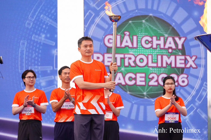 Ông Phạm Văn Thanh - Bí thư Đảng ủy, Chủ tịch HĐQT Petrolimex thực hiện nghi thức thắp đài lửa, chính thức phát động Giải chạy với thông điệp “Truyền thống đỏ - Khát vọng xanh”.