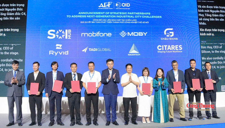 Ông Trương Minh Huy Vũ, Phó Chủ tịch UBND TP. Hồ Chí Minh trao văn bản ký kết hợp tác chiến lược thúc đẩy thành phố công nghiệp thế hệ mới tại sự kiện.