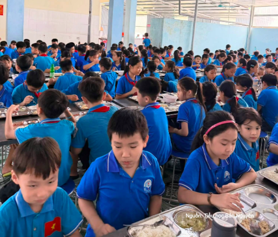 Những bữa cơm ngon, đủ dinh dưỡng giúp các học sinh có thêm năng lượng học tập.