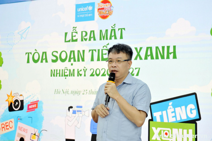 Nhà văn, nhà báo Nguyễn Phan Khuê phát biểu tại lễ ra mắt Tòa soạn Tiếng Xanh.