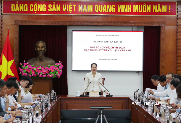 Bộ trưởng Bộ Văn hóa, Thể thao và Du lịch - bà Lâm Thị Phương Thanh chủ trì hội nghị.