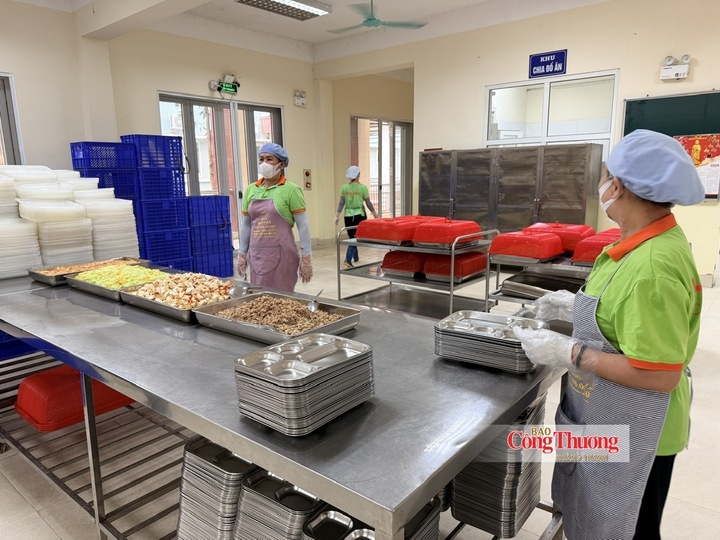 Khâu chế biến đến chia suất ăn đều được thực hiện cẩn thận, đảm bảo vệ sinh và an toàn.