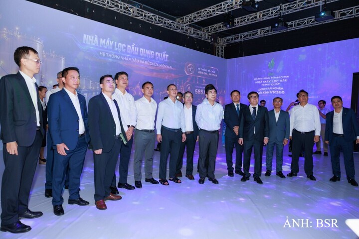 Ông Trần Bình Minh, Thành viên HĐTV Petrovietnam và ông Lê Xuân Huyên, Phó Tổng giám đốc Petrovietnam cùng các đại biểu trải nghiệm không gian công nghệ ảo trình bày công nghệ tiên tiến về sản xuất kinh doanh, những thành tựu, quan hệ đối tác khách hàng của BSR.