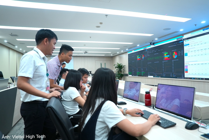 Các kỹ sư Viettel High Tech cùng Viettel Networks, Viettel Telecom tiến hành chuyển đổi thuê bao di động của Viettel tại Việt Nam từ hệ thống tính cước thời gian thực vOCS 3.0 sang vOCS 4.0.