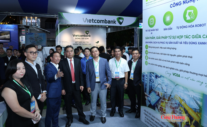 Doanh nghiệp giới thiệu sản phẩm công nghệ, dịch vụ và tiêu dùng xanh với lãnh đạo TP. Hồ Chí Minh và các đại biểu tại sự kiện.