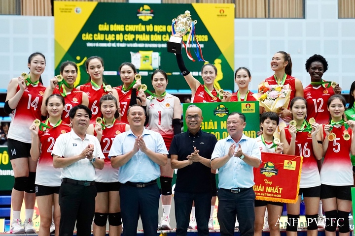 Đại diện PVCFC, ông Triệu Thanh Tùng, Giám đốc Khu vực Tây Nam Bộ (hàng đầu tiên thứ 2 từ trái qua) trao thưởng giải Nhất cho Binh chủng Thông tin - Binh đoàn 19.