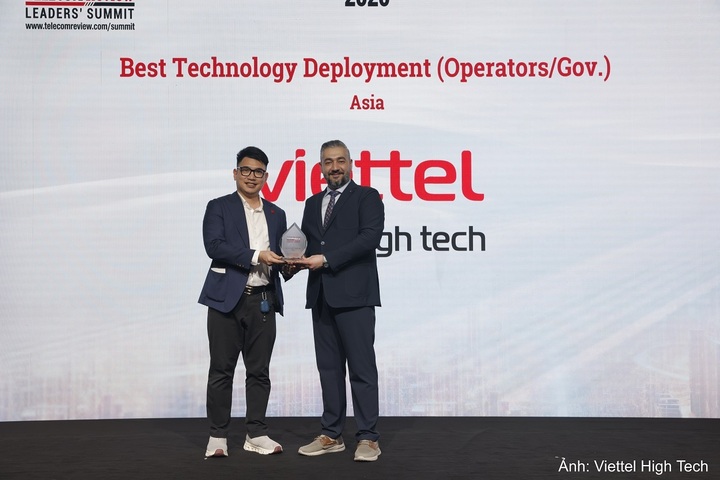 Đại diện Viettel High Tech nhận giải thưởng từ Ban Tổ chức Telecom Review Excellence Awards 2026 tại Dubai.