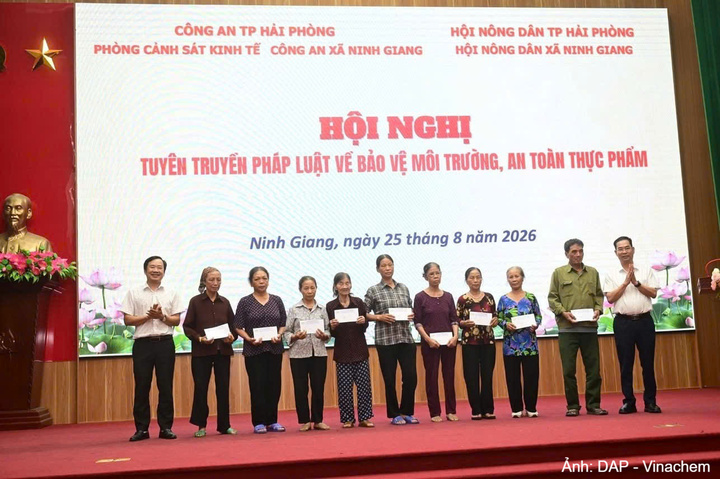 Ông Nguyễn Thanh Hải, Phó Tổng giám đốc Công ty DAP - Vinachem tặng quà hỗ trợ, động viên các hộ, hội viên Hội nông dân xã Ninh Giang có hoàn cảnh khó khăn.