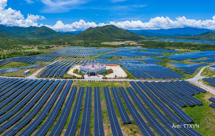 Để giải bài toán cân bằng giữa tăng trưởng kinh tế hai chữ số và bảo vệ môi trường, tỉnh Khánh Hòa đang đẩy nhanh lộ trình chuyển dịch sang năng lượng tái tạo.