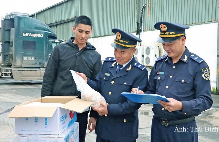 Lực lượng Hải quan cửa khẩu quốc tế Móng Cái (Chi cục Hải quan khu vực VIII) kiểm tra hàng hóa xuất khẩu.