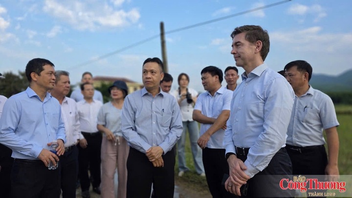 Đoàn công tác của Bộ Công Thương và Phái đoàn Liên minh Châu Âu (EU) đi thực địa các điểm cấp điện nông thôn tại thôn Bồng Lai, xã Bố Trạch.