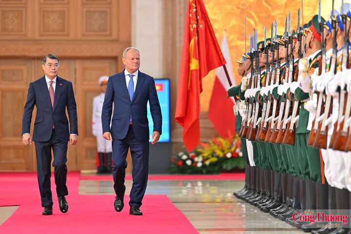 Thủ tướng Lê Minh Hưng và Thủ tướng Ba Lan Donald Tusk duyệt Đội danh dự Quân đội nhân dân Việt Nam.