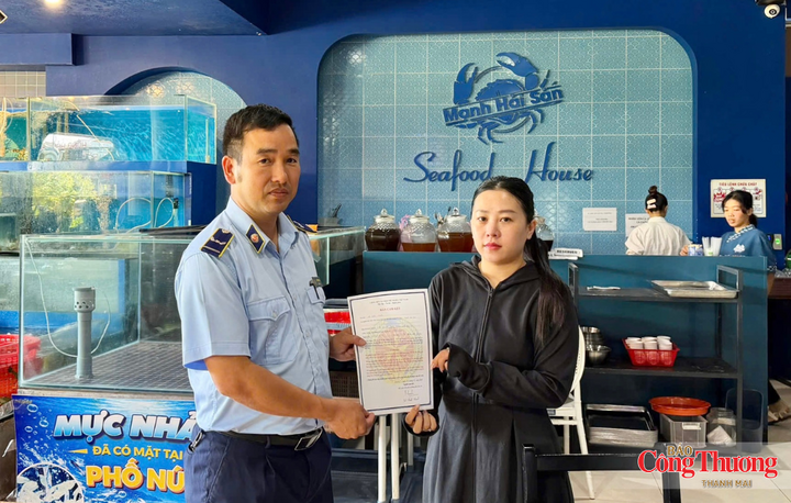 Quản lý thị trường tỉnh Gia Lai hướng dẫn các tổ chức, cá nhân kinh doanh chấp hành quy định pháp luật.