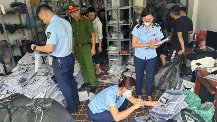 Lực lượng Quản lý thị trường TP. Hà Nội kiểm tra, thu giữ hàng loạt hàng hóa giả mạo, không rõ nguồn gốc.