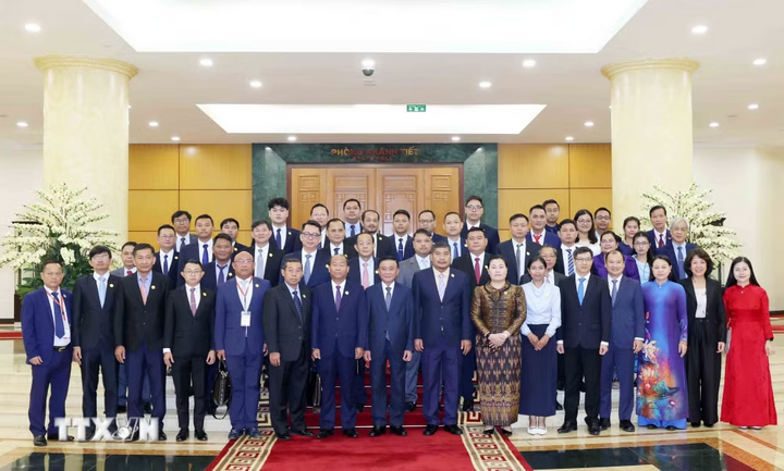 Thường trực Ban Bí thư Trần Cẩm Tú cùng Đoàn cán bộ lãnh đạo trẻ Đảng Nhân dân Campuchia. (Ảnh: Phương Hoa/TTXVN)