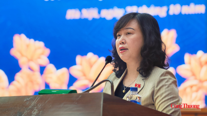 Bộ trưởng Bộ Y tế Đào Hồng Lan phát biểu tại họp báo.