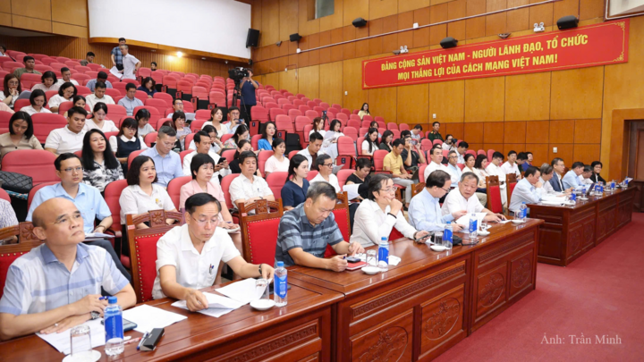 Các chuyên gia, nhà khoa học, nhà báo tham dự buổi họp báo.
