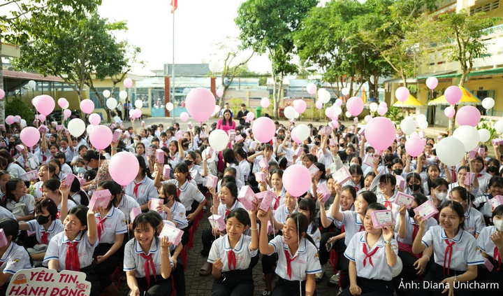 Nữ sinh tham gia chuyên đề giáo dục sức khỏe tuổi dậy thì trong chương trình “Là con gái thật tuyệt”