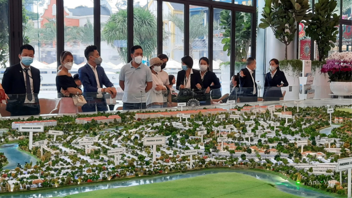 Khách hàng tham quan một dự án bất động sản tọa lạc ở tỉnh Lâm Đồng.