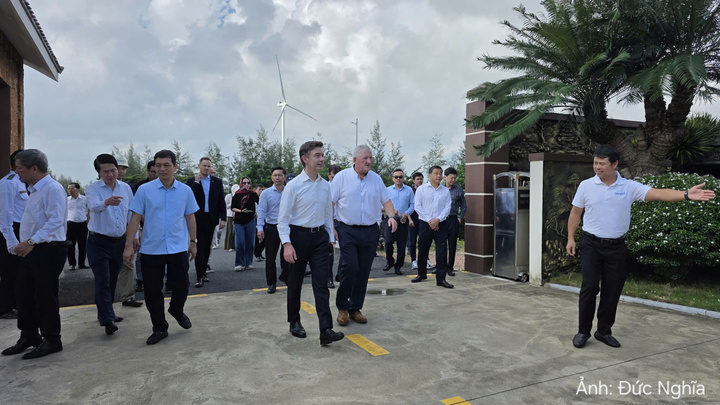 Đoàn công tác thăm Cụm trang trại điện gió B&T tại xã Ninh Châu, tỉnh Quảng Trị.