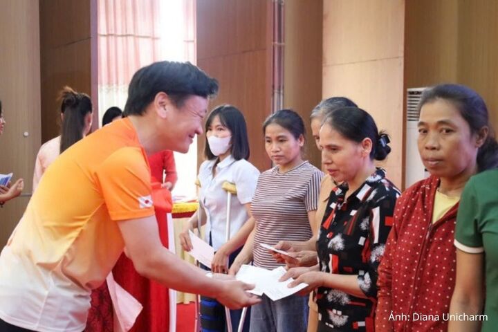 Ông Takahiro Okada, Tổng Giám đốc Diana Unicharm, trao quà cho phụ nữ có hoàn cảnh khó khăn tại Bắc Ninh