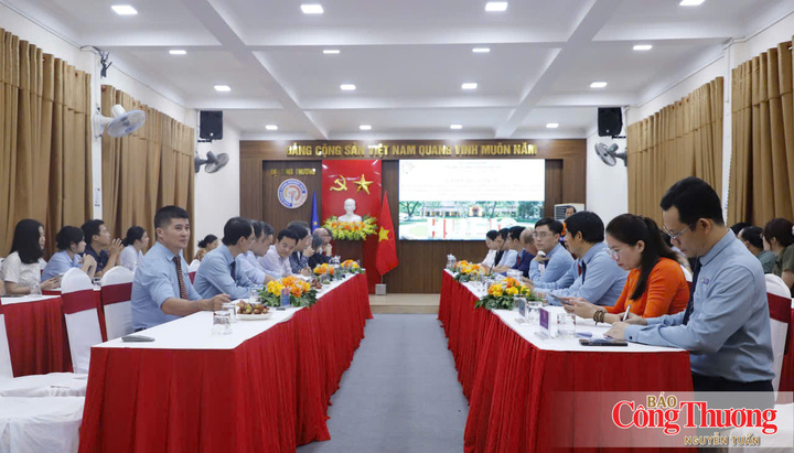 Quang cảnh buổi làm việc Đoàn công tác của Bộ Công Thương và Phái đoàn Liên minh châu Âu tại Trường Cao đẳng Công nghiệp Huế