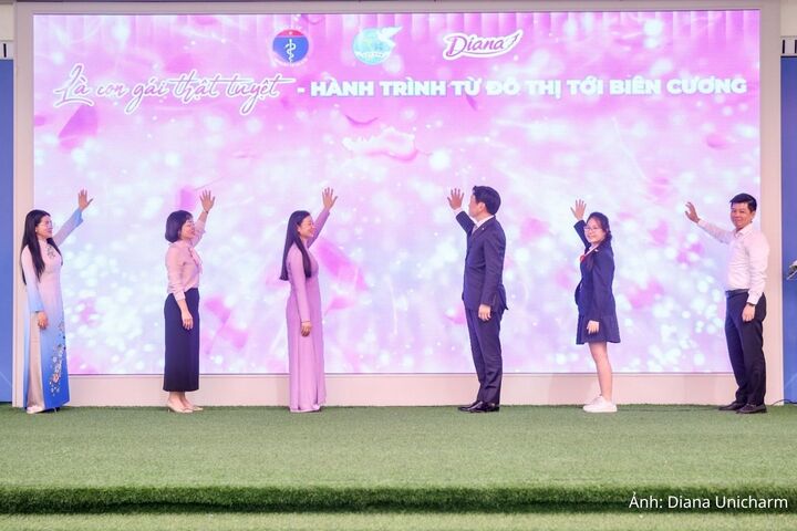 Đại diện các đơn vị tổ chức và học sinh thực hiện nghi thức khởi động toàn quốc chương trình “Là con gái thật tuyệt - Hành trình từ đô thị tới biên cương”
