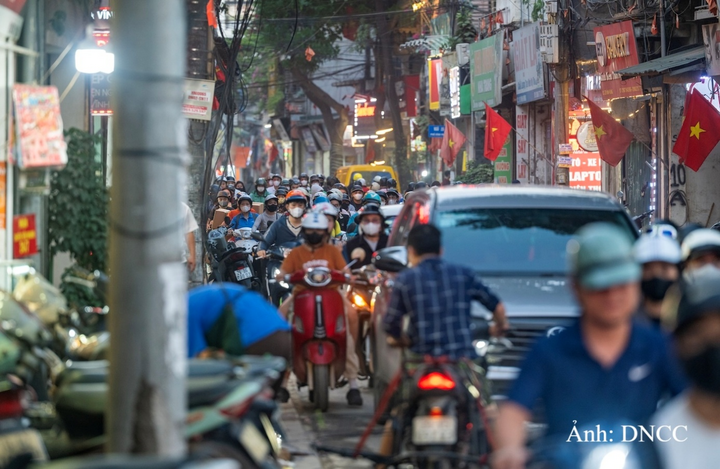 Cảnh ùn tắc giao thông cục bộ trên trục đường chính phường Vĩnh Hưng.