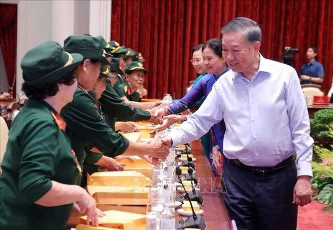 Tổng Bí thư, Chủ tịch nước Tô Lâm với đại biểu Đại đội Nữ lái xe Trường Sơn. Ảnh: Văn Điệp/TTXVN.