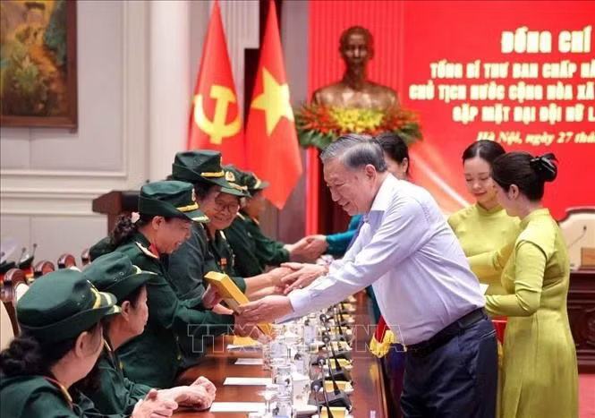 Tổng Bí thư, Chủ tịch nước Tô Lâm tặng quà cho các đại biểu Đại đội Nữ lái xe Trường Sơn. Ảnh: Văn Điệp/TTXVN.