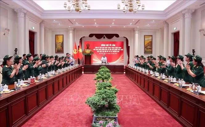 Tổng Bí thư, Chủ tịch nước Tô Lâm với đại biểu Đại đội Nữ lái xe Trường Sơn. Ảnh: Văn Điệp/TTXVN.