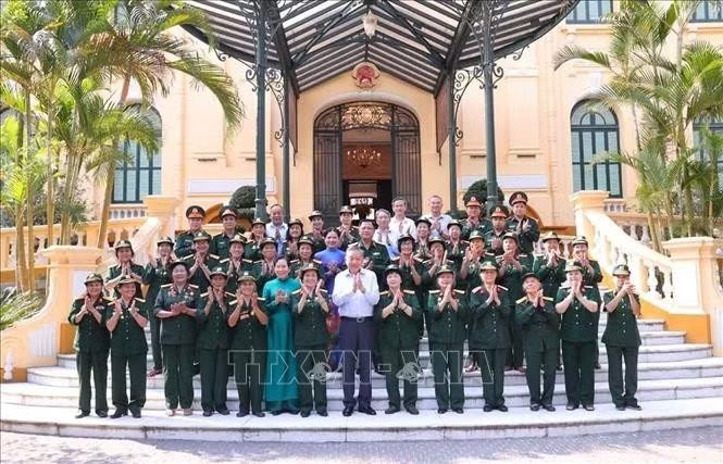 Tổng Bí thư, Chủ tịch nước Tô Lâm với đại biểu Đại đội Nữ lái xe Trường Sơn. Ảnh: Văn Điệp/TTXVN.